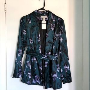 This is an emerald green satin blazer in US size 4 from H&M.